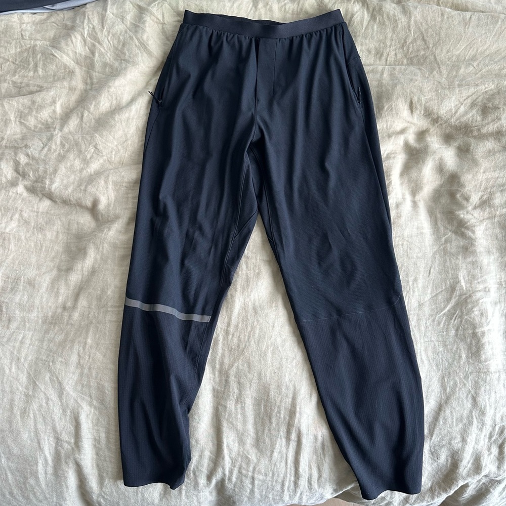 9.5/10 condition lululemon reflective running jogger men’s sz m black
